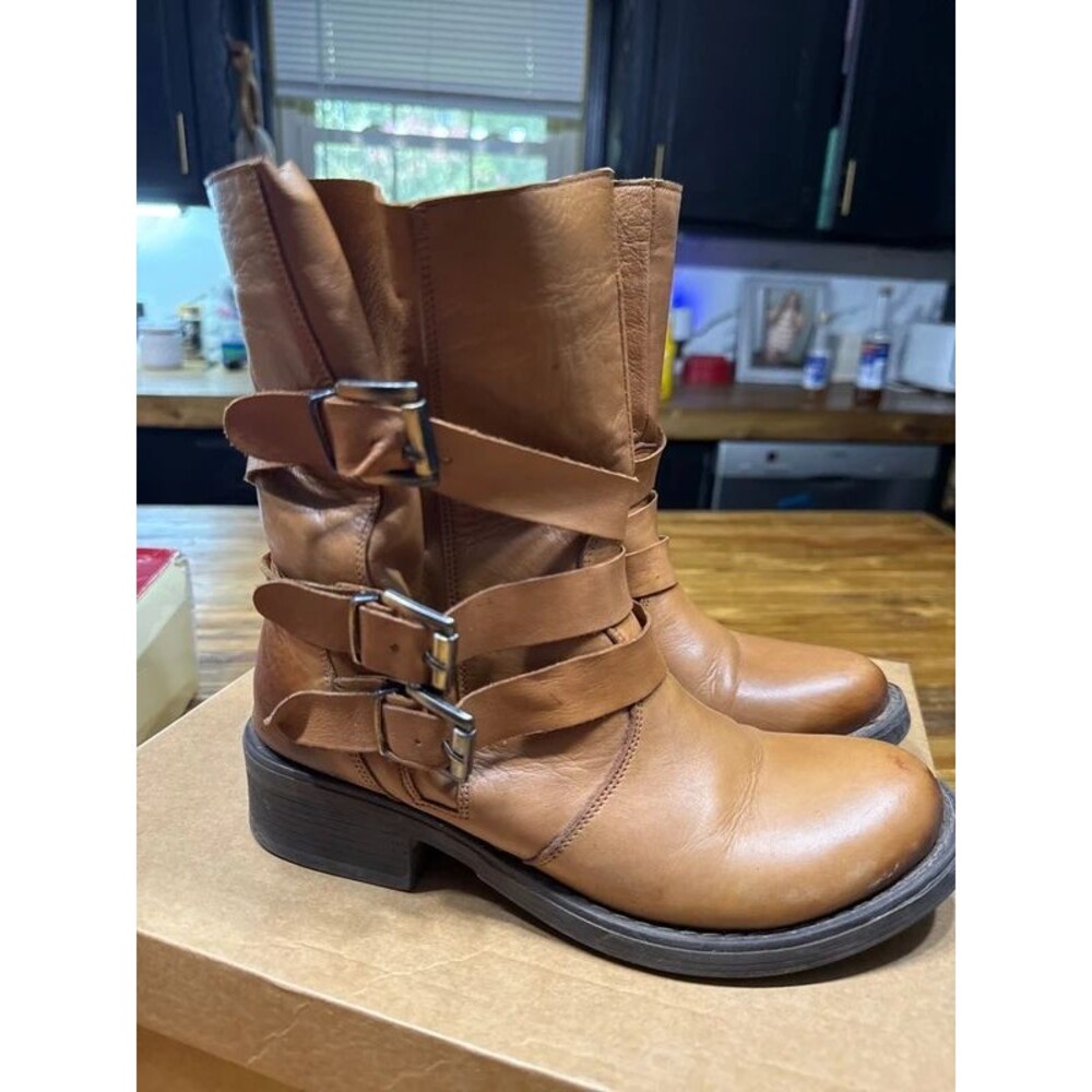 Boots - Picture 5 of 6